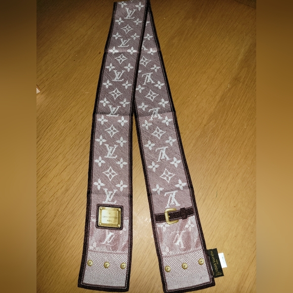 Louis Vuitton Bandeau scarf in beautiful burgundy and gold accents - Picture 3 of 9